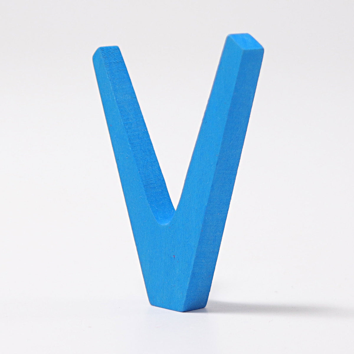 Grimm's - Houten letter V antroposofisch gekleurd