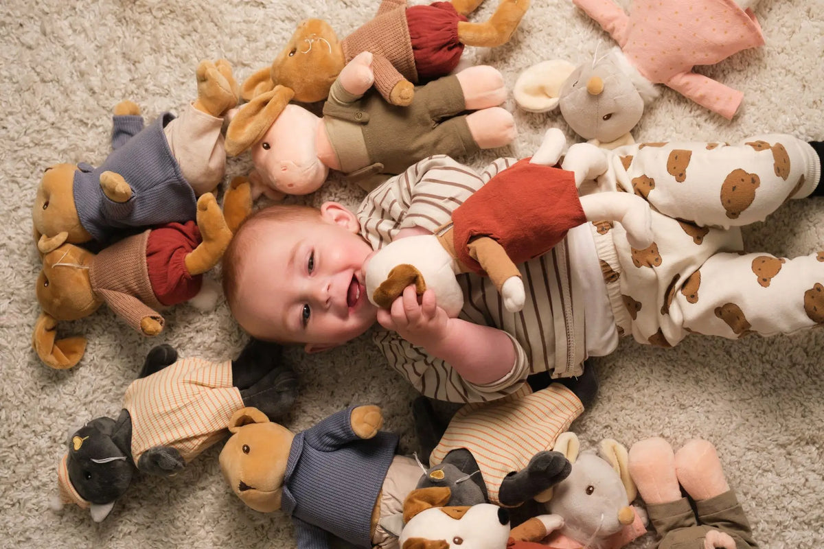 Egmont Toys - Eddie de hond knuffel met ooglapje en tuinbroek