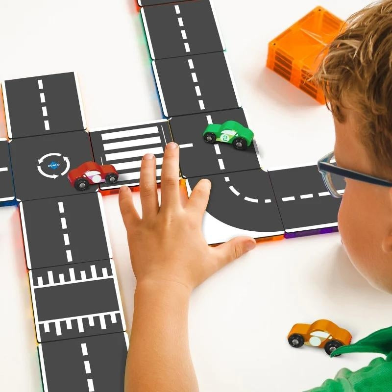 Kind speelt met een weg gemaakt van de Coblo toppers.