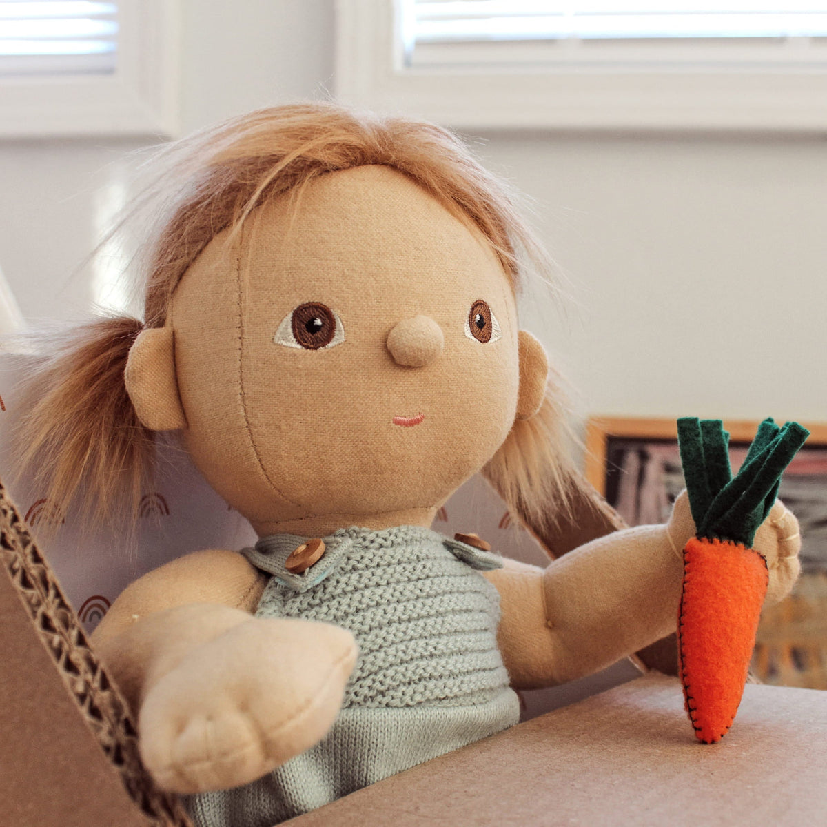 Dinkum Dolls - Gigi pop met goudblond haar en blauwe romper