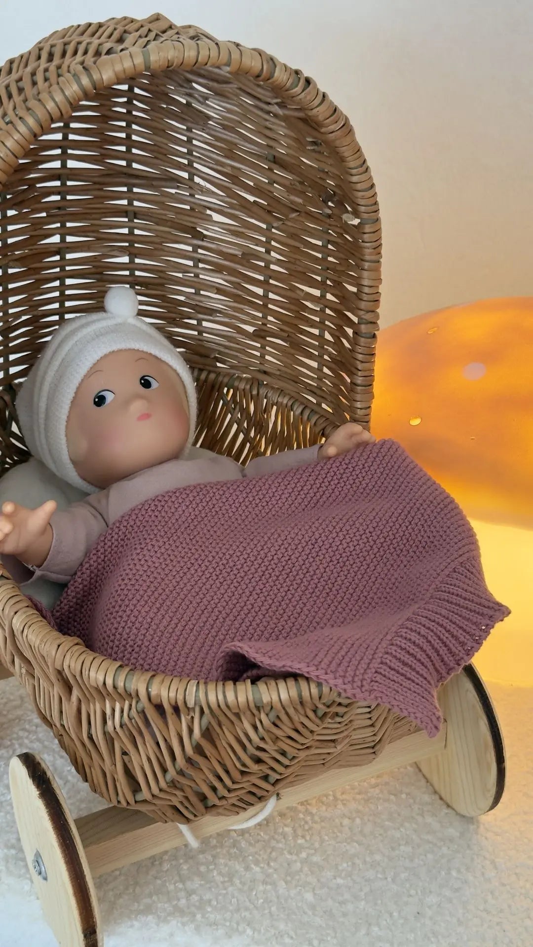 Egmont Toys - Kleine rieten poppenwagen met dekentje