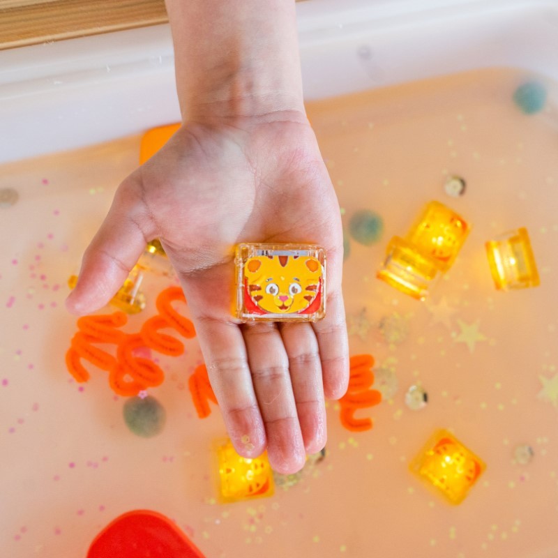 Glo Pals - 4 Daniel de Tijger sensorische lichtgevende blokjes voor in bad of sensorisch spel