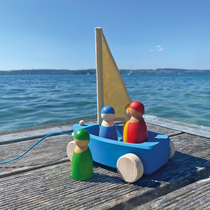 Grimm's - Houten trekfiguur - zeilboot met 4 zeilers