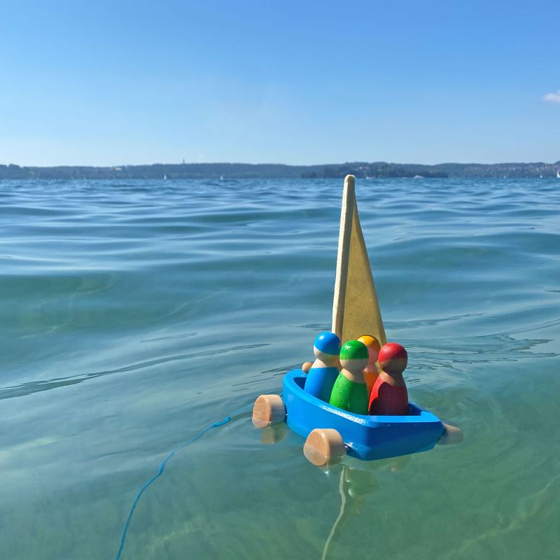 Grimm's - Houten trekfiguur - zeilboot met 4 zeilers