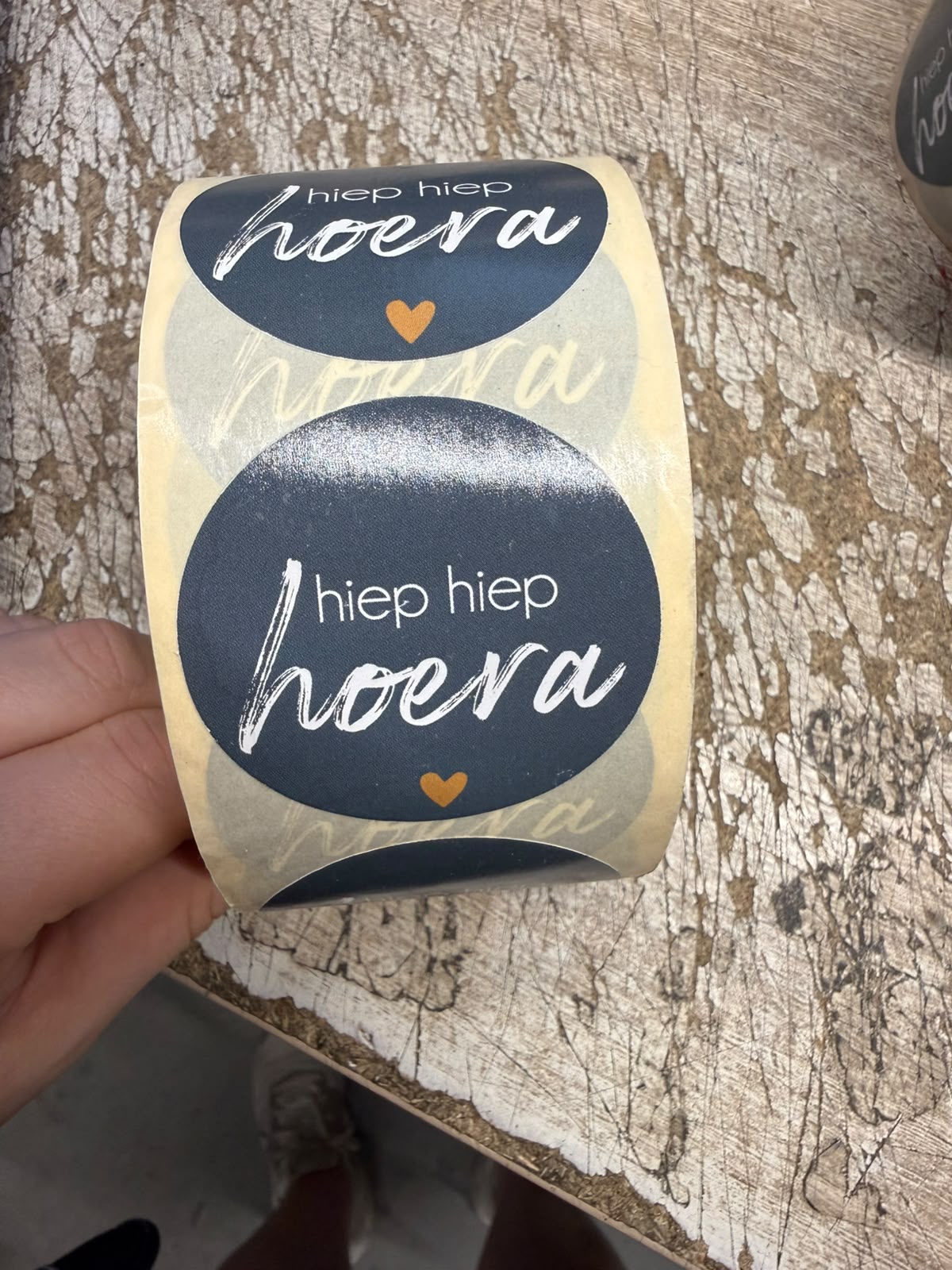 Stickers op rol - 500 stuks - hiep hiep hoera donkere kleur