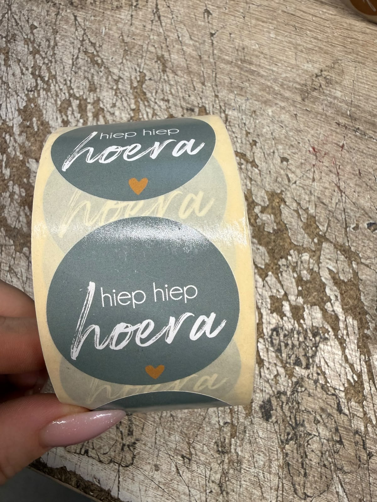 Stickers op rol - 500 stuks - hiep hiep hoera lichte kleur
