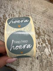 Stickers op rol - 500 stuks - hiep hiep hoera lichte kleur