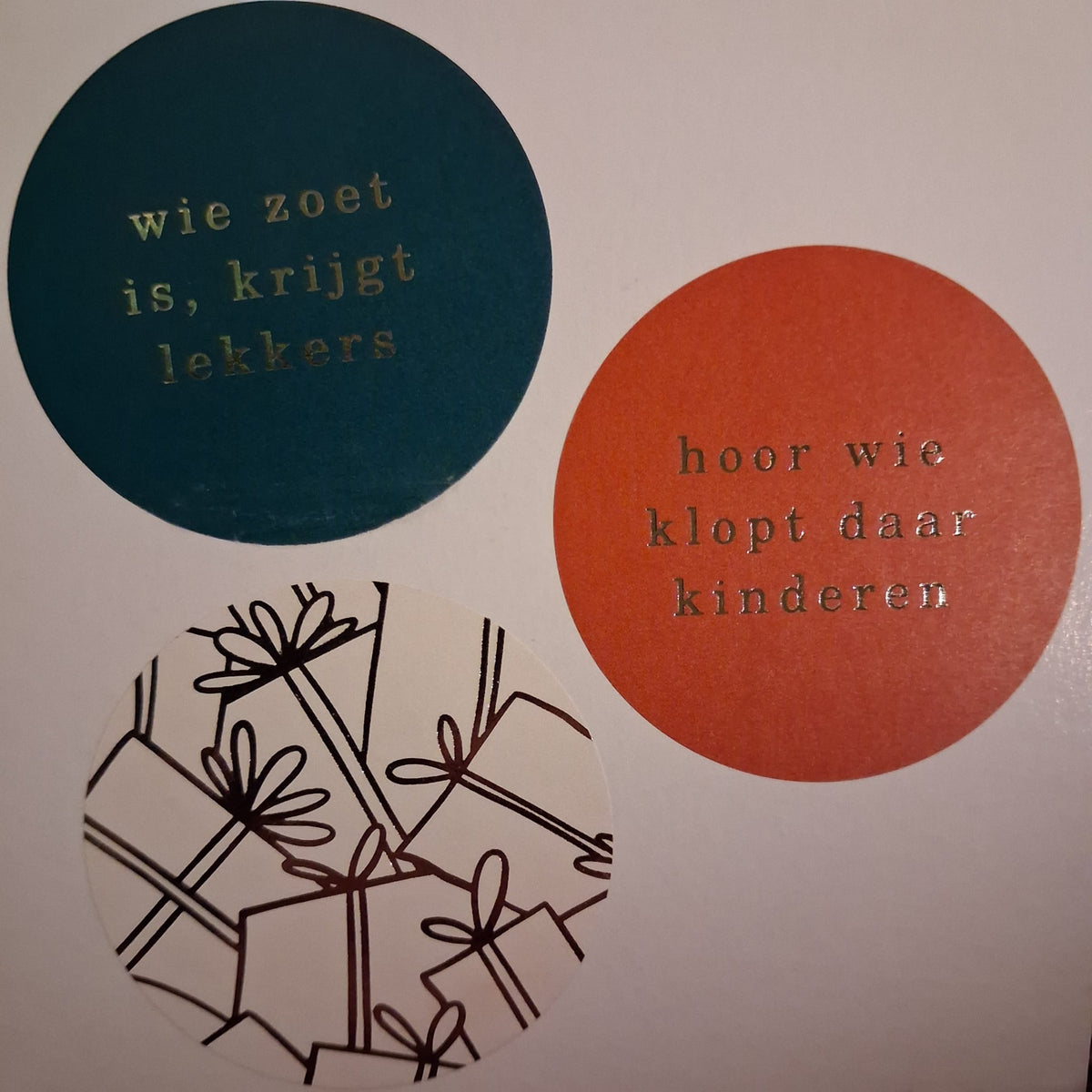 Stickers op rol - 500 stuks - etiketten in 3 kleuren - hoor wie klopt daar kinderen