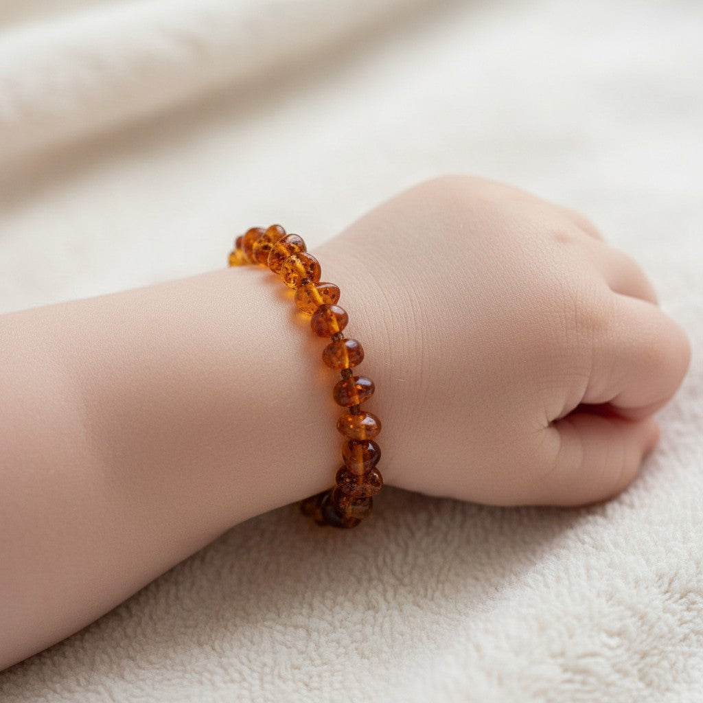 Kinder Wonderland cognac barnsteen armband voor baby om een kleine pols, handgemaakt van gepolijste Baltische barnsteen.