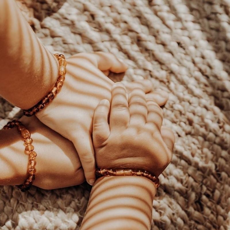 Kinder Wonderland cognac barnsteen armband voor baby en peuter, handgemaakt van gepolijste Baltische barnsteen kralen.