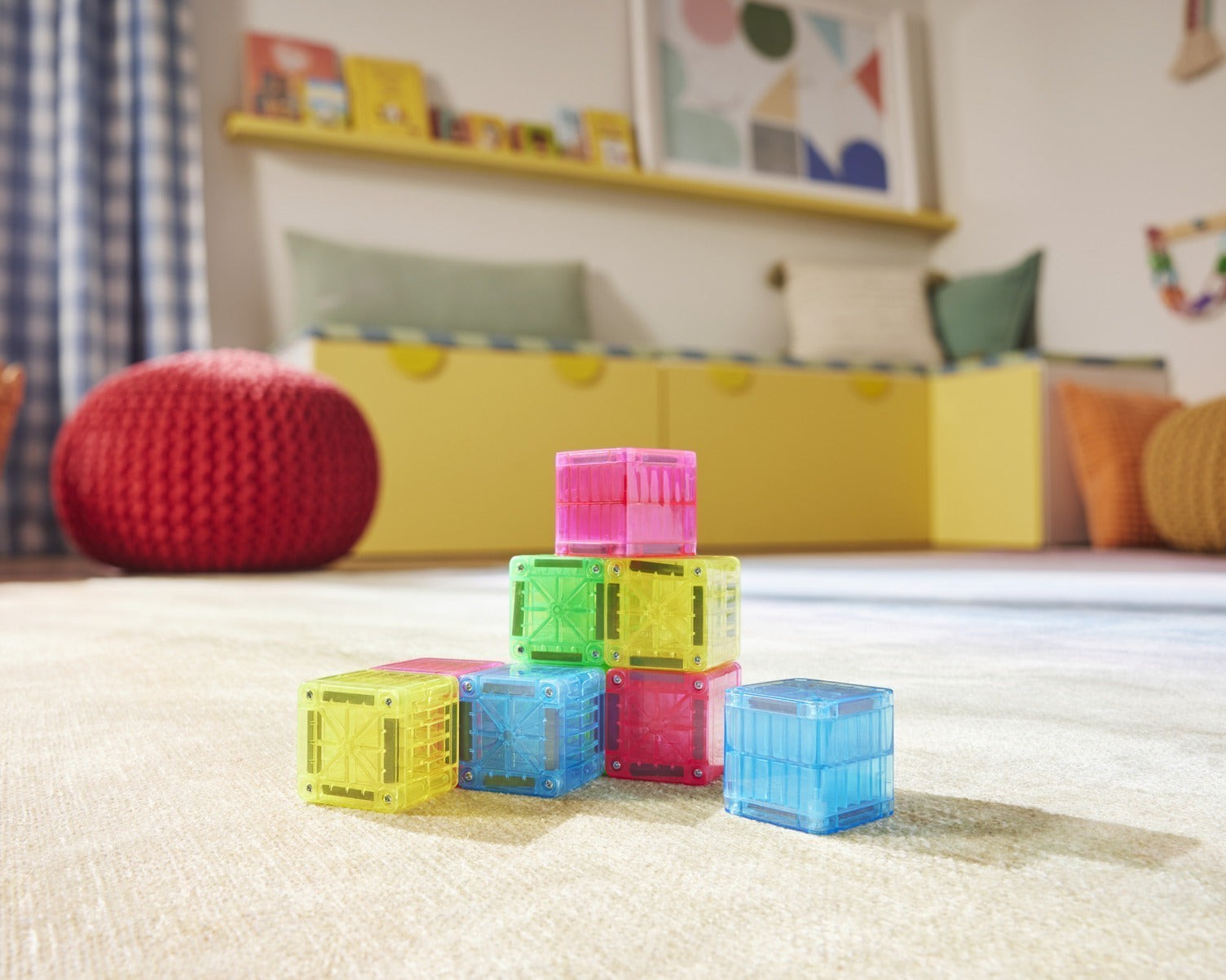 Kinder Wonderland Magna-Tiles Cubes set met kleurrijke, doorschijnende magnetische bouwblokken in een kinderkamer.