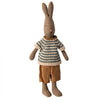 Afbeelding laden in Galerijviewer, Maileg - Knuffel konijn met bruine broek en gestreept T-shirt - 24 cm