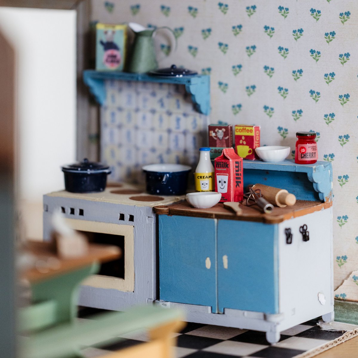 Afgebouwde keuken met keukengerei aan haakjes