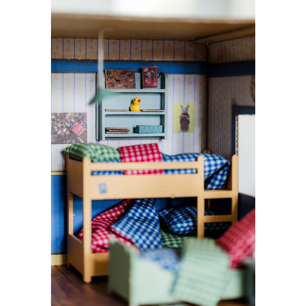 Afgebouwde kinderkamer met accessoires