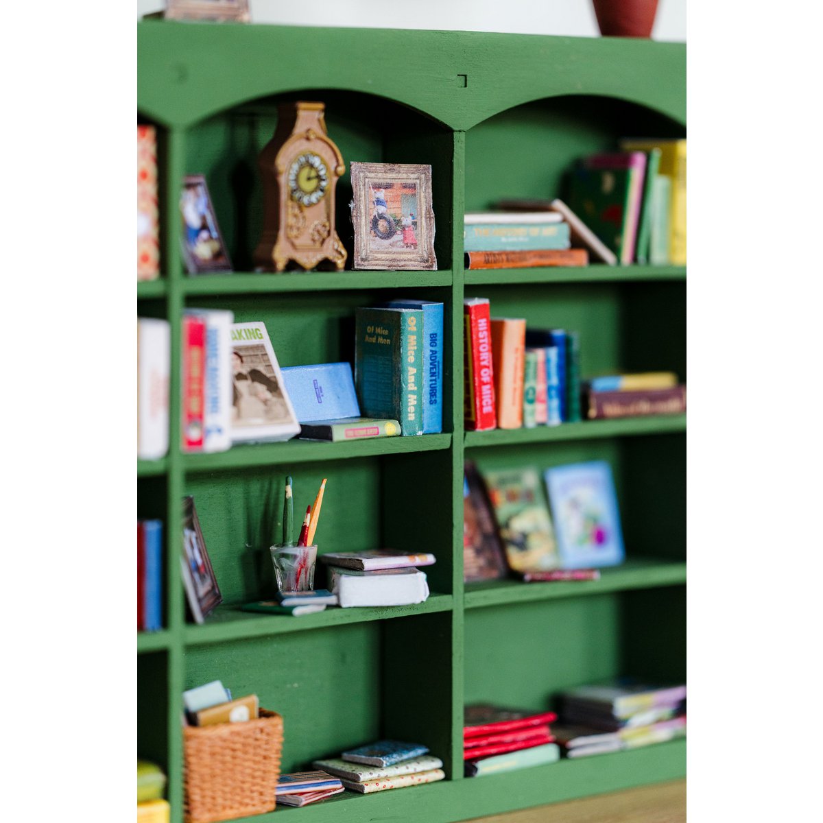 Afgebouwde miniatuurbibliotheek als decoratie