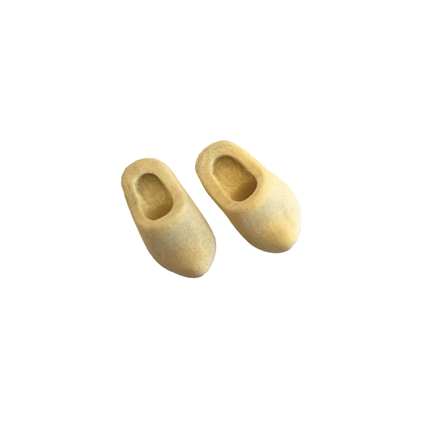 Miniatuur houten klompjes in luciferdoosje