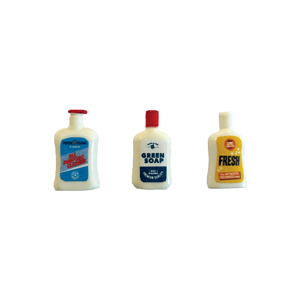 Drie miniatuur schoonmaakflesjes in luciferdoosjes