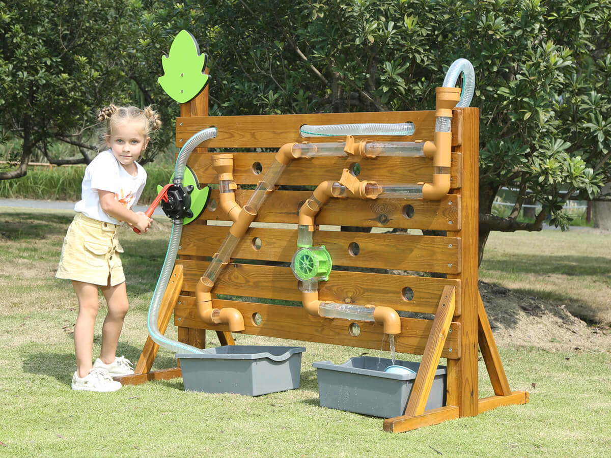 Houten waterwand met buizen - voor buiten