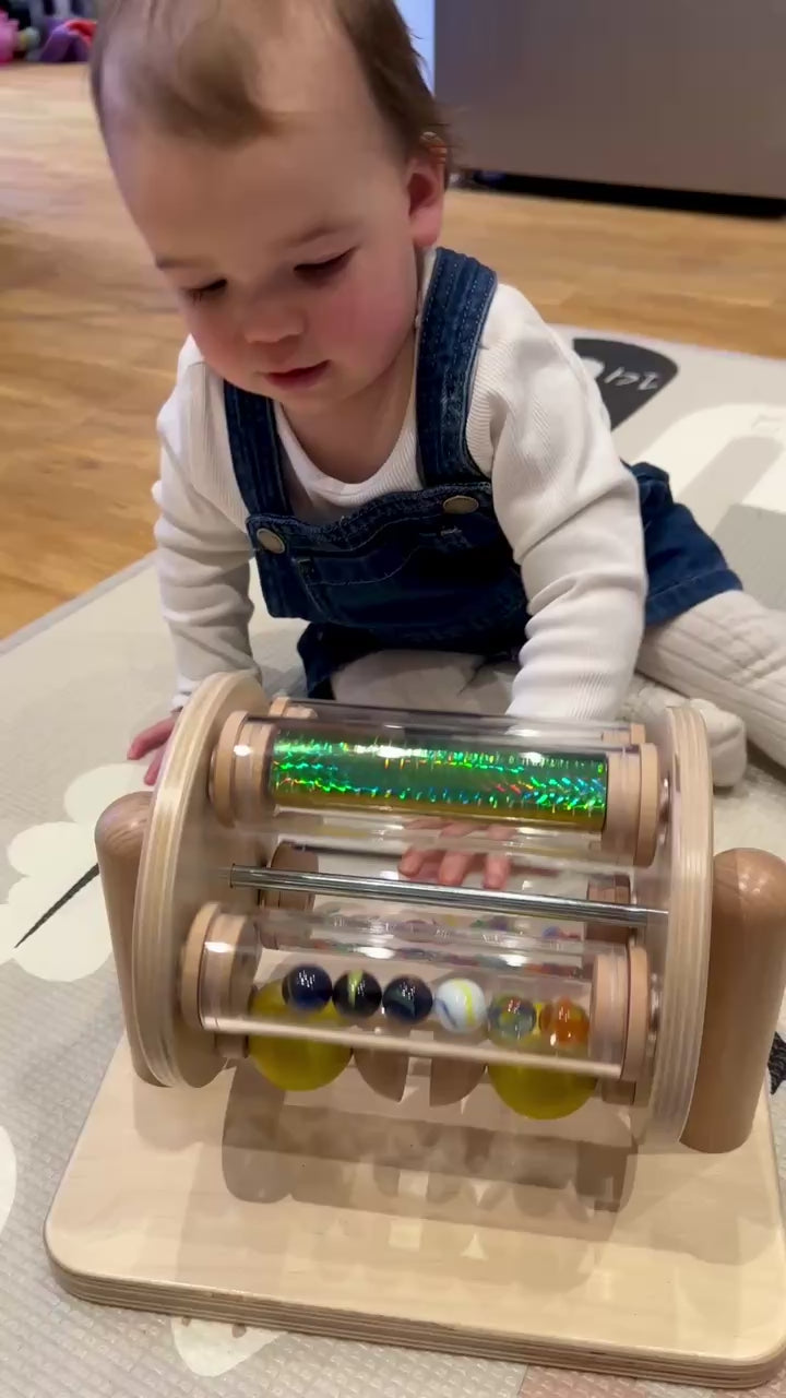 Yellow Door Beeld en geluid trommel - baby speelt met sensorisch speelgoed