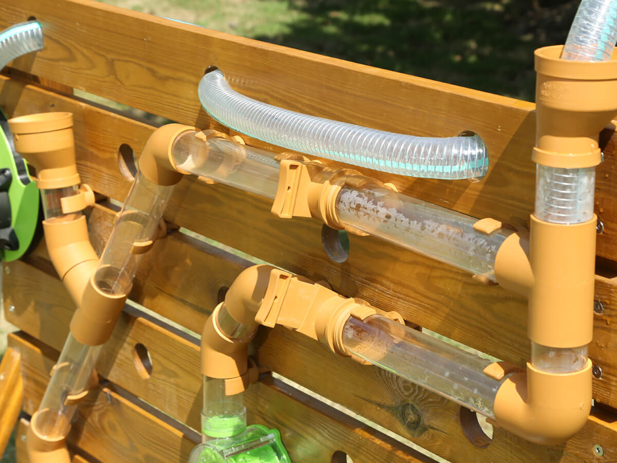 Houten waterwand met buizen - voor buiten