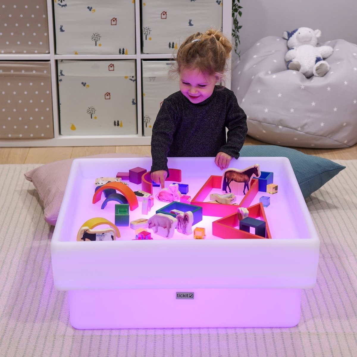 Kinderen spelen aan de TickiT Discovery Glow tafel