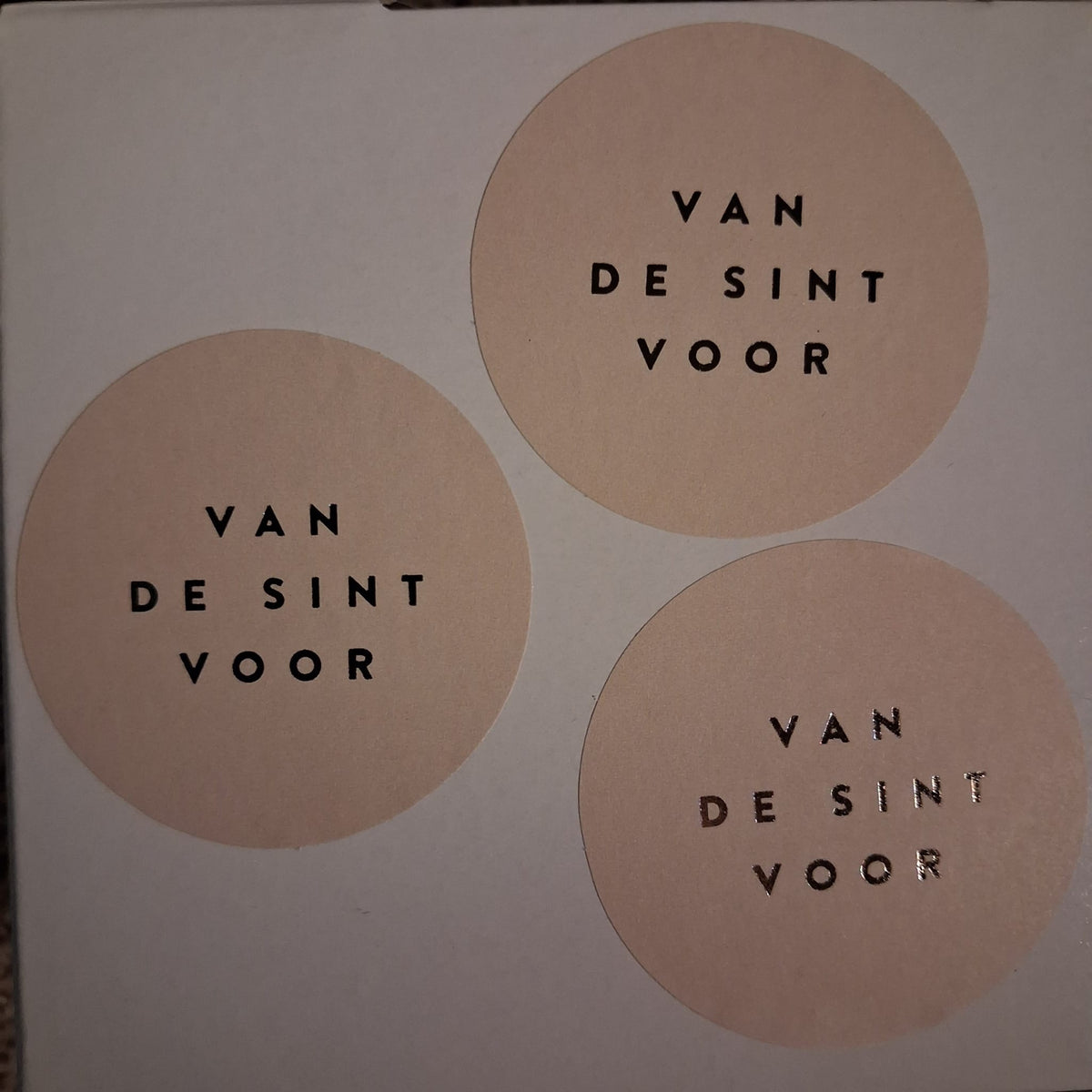 Stickers op rol - 500 stuks - beige etiketten - van de sint voor