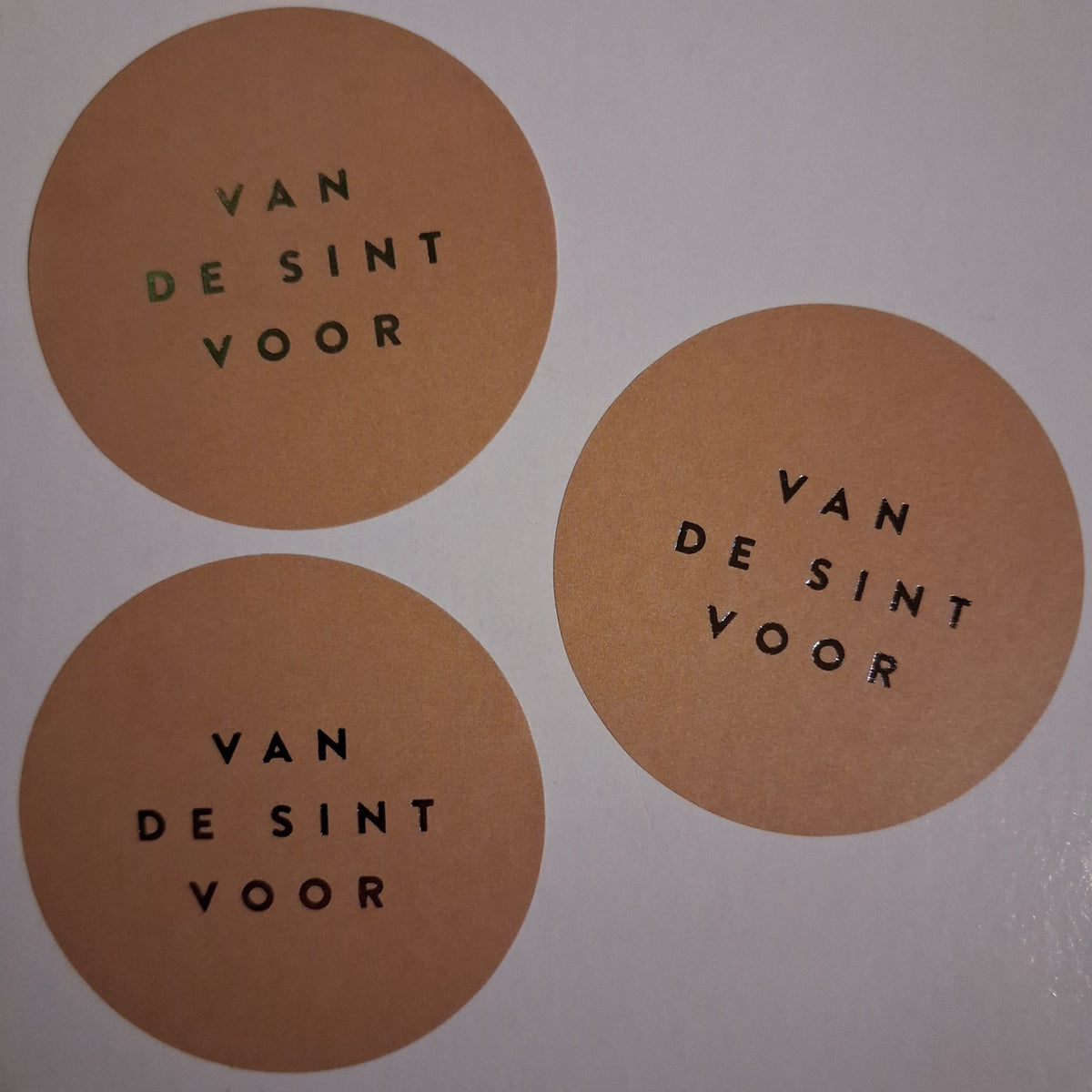 Stickers op rol - 500 stuks - bruine etiketten - van de sint voor