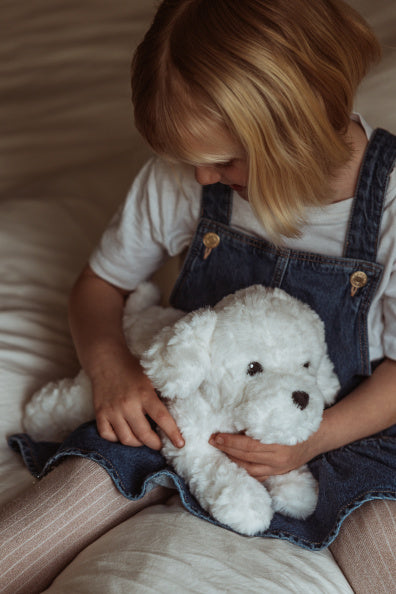 Verzwaard pluchen hondje liggend