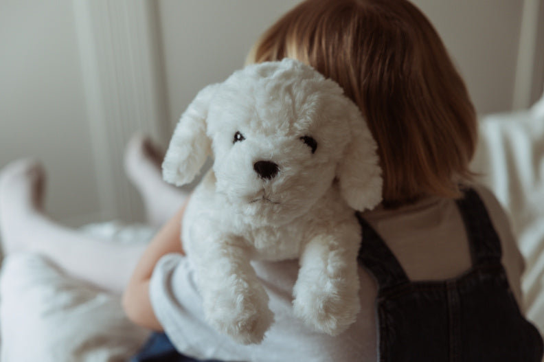 Verzwaringsknuffel hondje van opzij