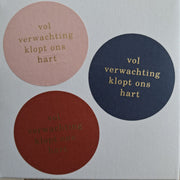 Stickers op rol - 500 stuks - etiketten in 3 kleuren - vol verwachting klopt ons hart
