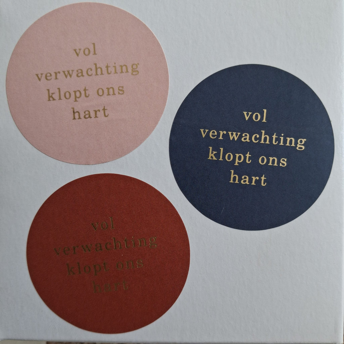 Stickers op rol - 500 stuks - etiketten in 3 kleuren - vol verwachting klopt ons hart