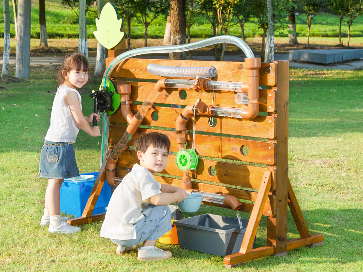Houten waterwand met buizen - voor buiten