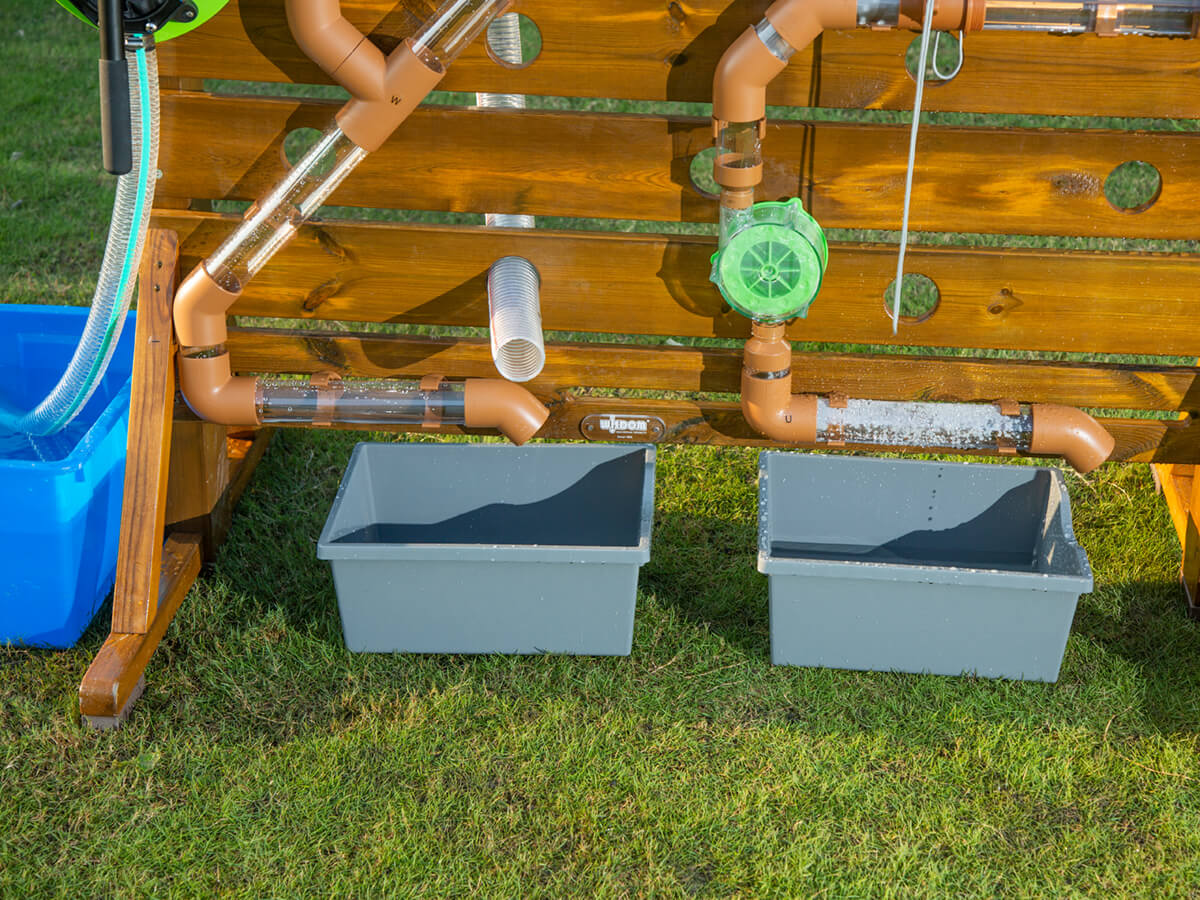 Houten waterwand met buizen - voor buiten