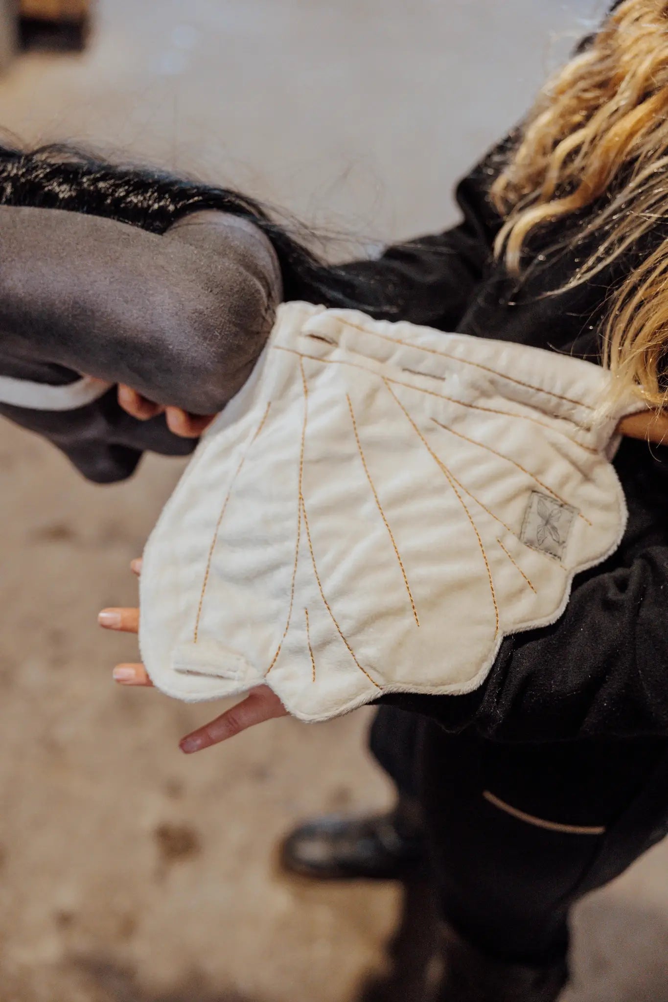 ByAstrup - Zadeldek en mutsje crème