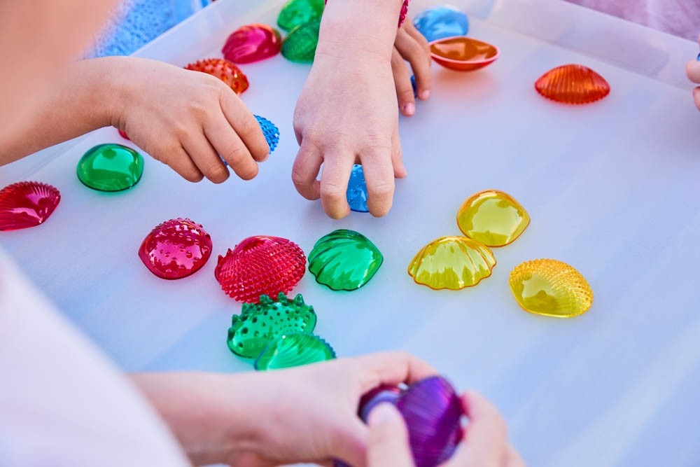 EDX - Doorzichtig gekleurde sensorische schelpen (108 stuks)