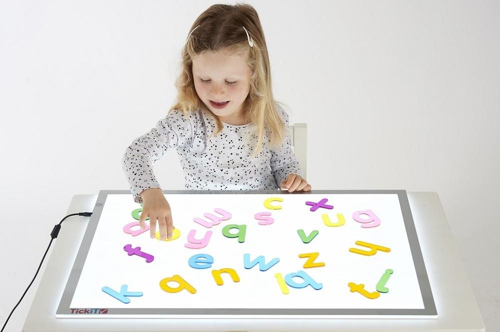 Kleurrijke Magnetische Letters Op Een Blauwe Achtergrond. Alfabetische Kleurrijke Magnetische Letters Op Een Blauwe Achtergrond. Alfabetische