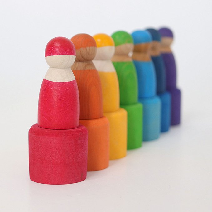 Grimm's - 7 houten regenboogpopjes in bakjes