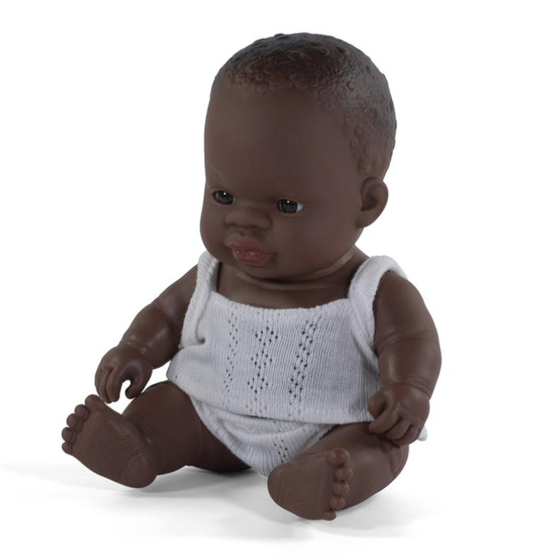 Pop Afrikaanse jongen (baby, 21 cm) - Miniland
