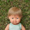 Afbeelding laden in Galerijviewer, Pop Europese jongen met donkerblonde haren (38 cm) - Miniland