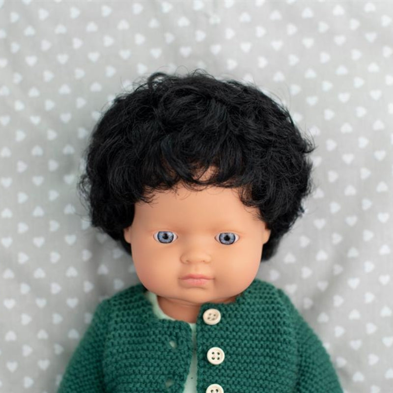 Pop Europese jongen met donker, krullend haar (38 cm) - Miniland
