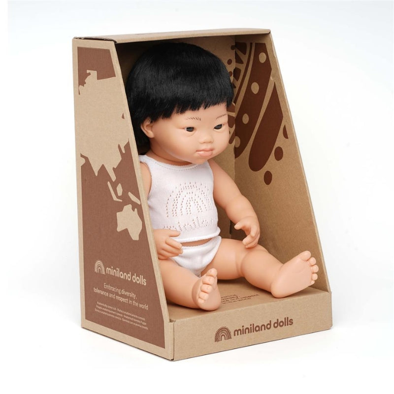 Pop Aziatische jongen met Down syndroom (38 cm) - Miniland