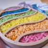 Afbeelding laden in Galerijviewer, Grennn - Gekleurde sensorische rijst - Paaseditie (1 houten ei, 6 zakjes rijst)