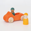 Afbeelding laden in Galerijviewer, Grimm&#39;s - Houten auto oranje met 2 poppetjes