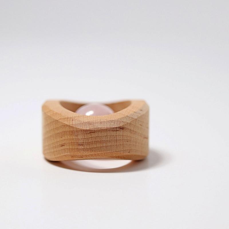 Grimm's - Houten Rammelaar Rozenkwarts