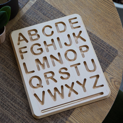 Montessori houten Alfabet traceerbord hoofdletters met traceerpen