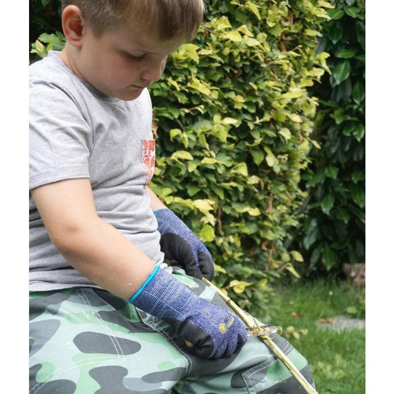 Kids At Work - Mes om Takken te slijpen